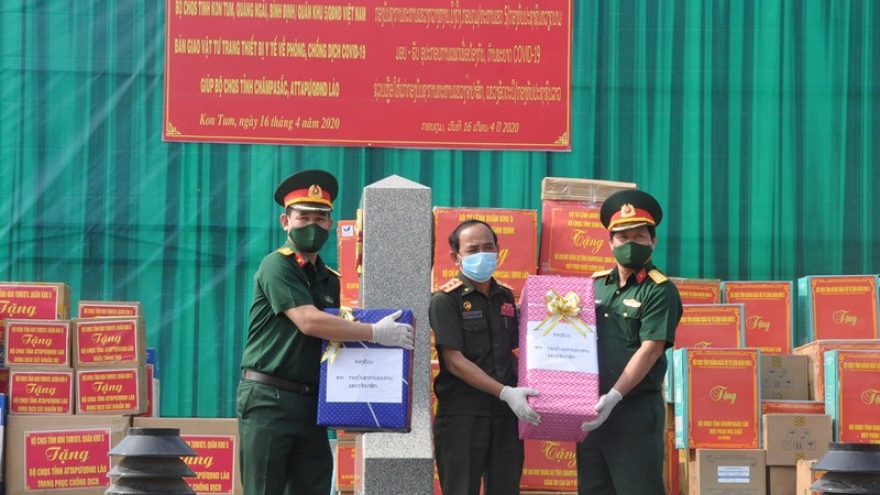 Một số tỉnh của Việt Nam hỗ trợ Lào vật tư y tế phòng chống dịch Covid-19